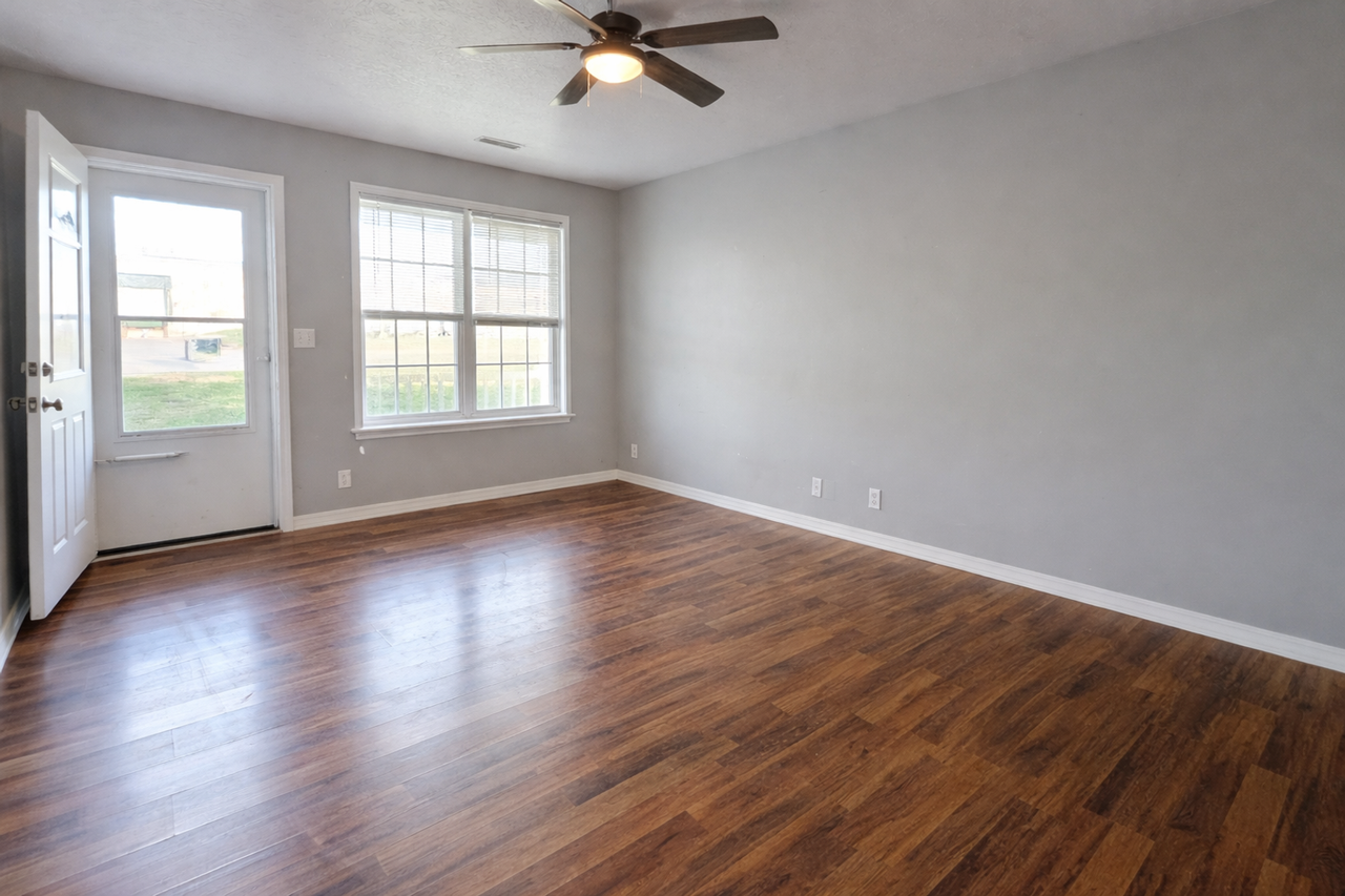 1101 Allen St - Photo 5 of 12