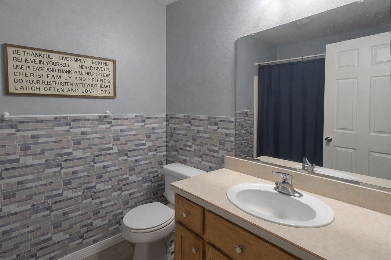 1101 Allen St - Photo 7 of 12