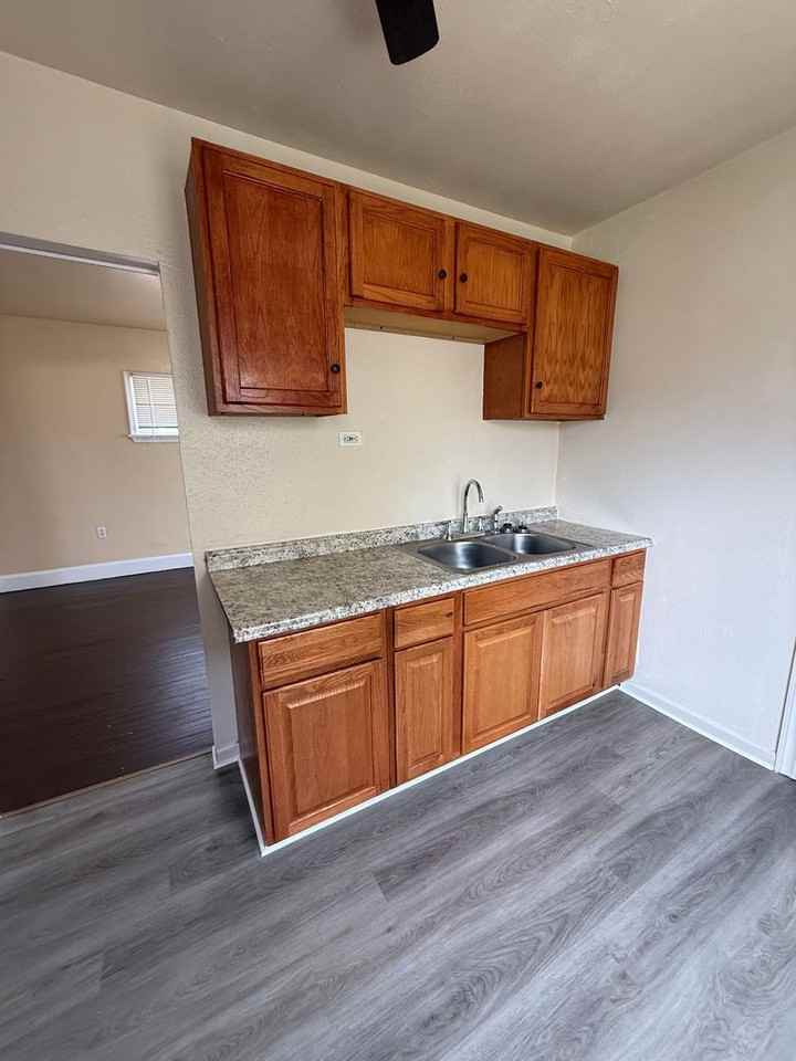 1671 Wayside Rd - Photo 4 of 11