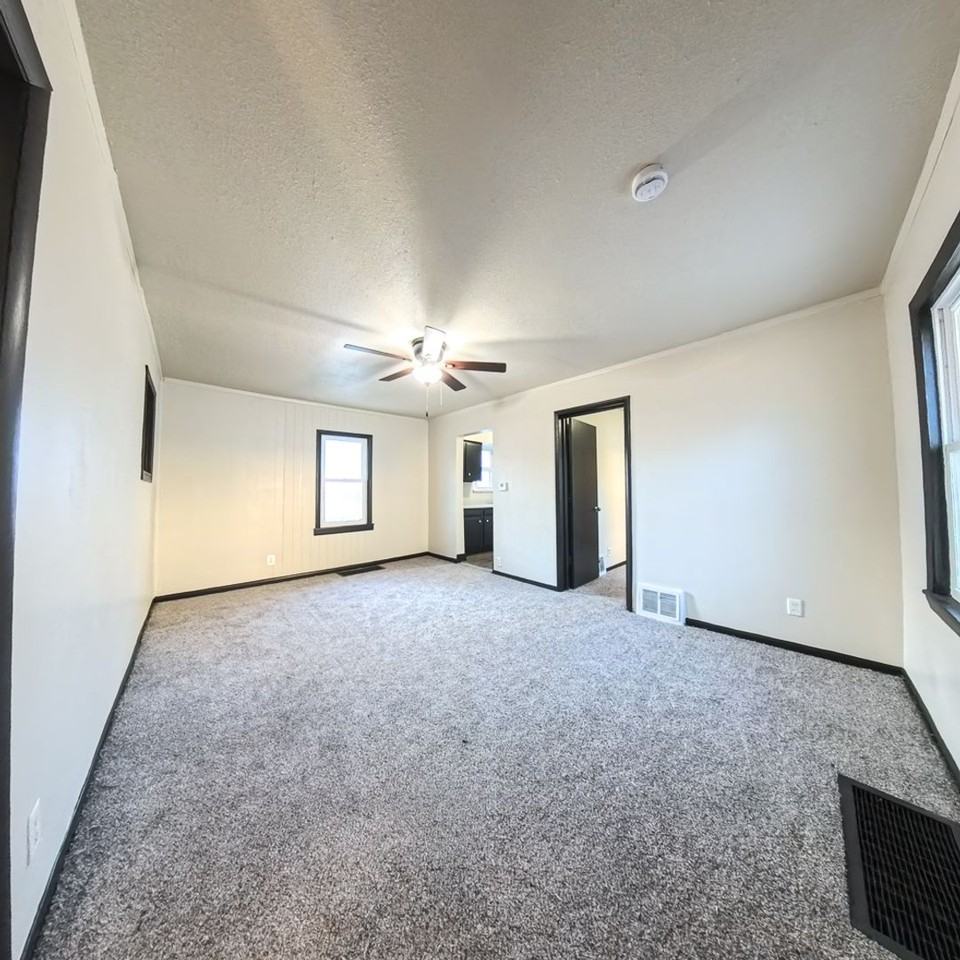 2716 Maple St - Photo 2 of 15