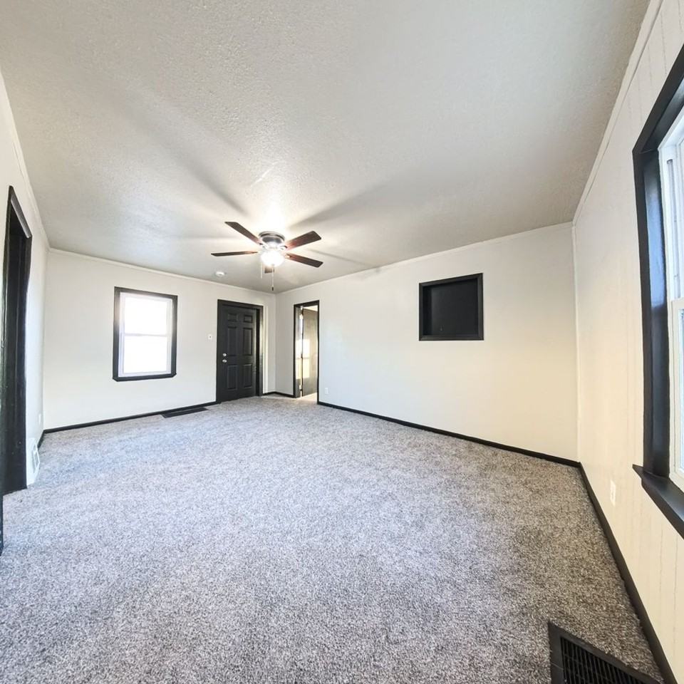 2716 Maple St - Photo 3 of 15