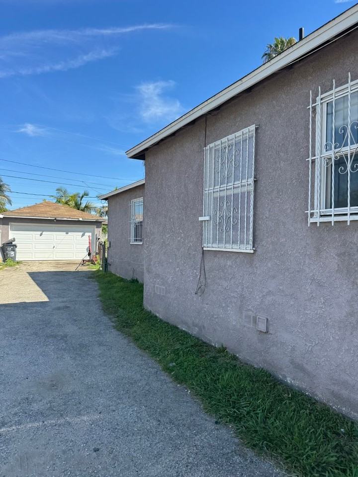 713 E Cocoa St - Photo 2 of 4