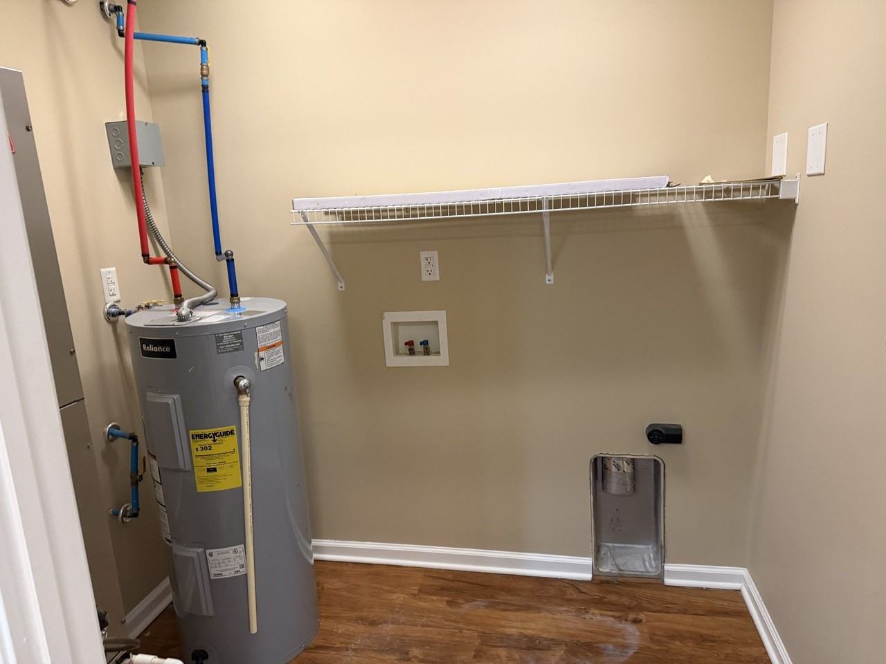 501 Hammond Dr - Photo 4 of 10