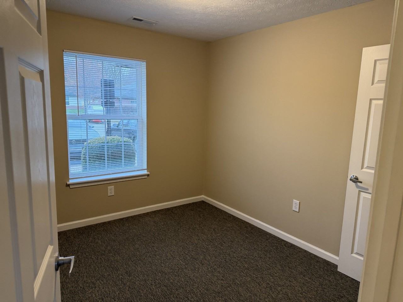 501 Hammond Dr - Photo 6 of 10