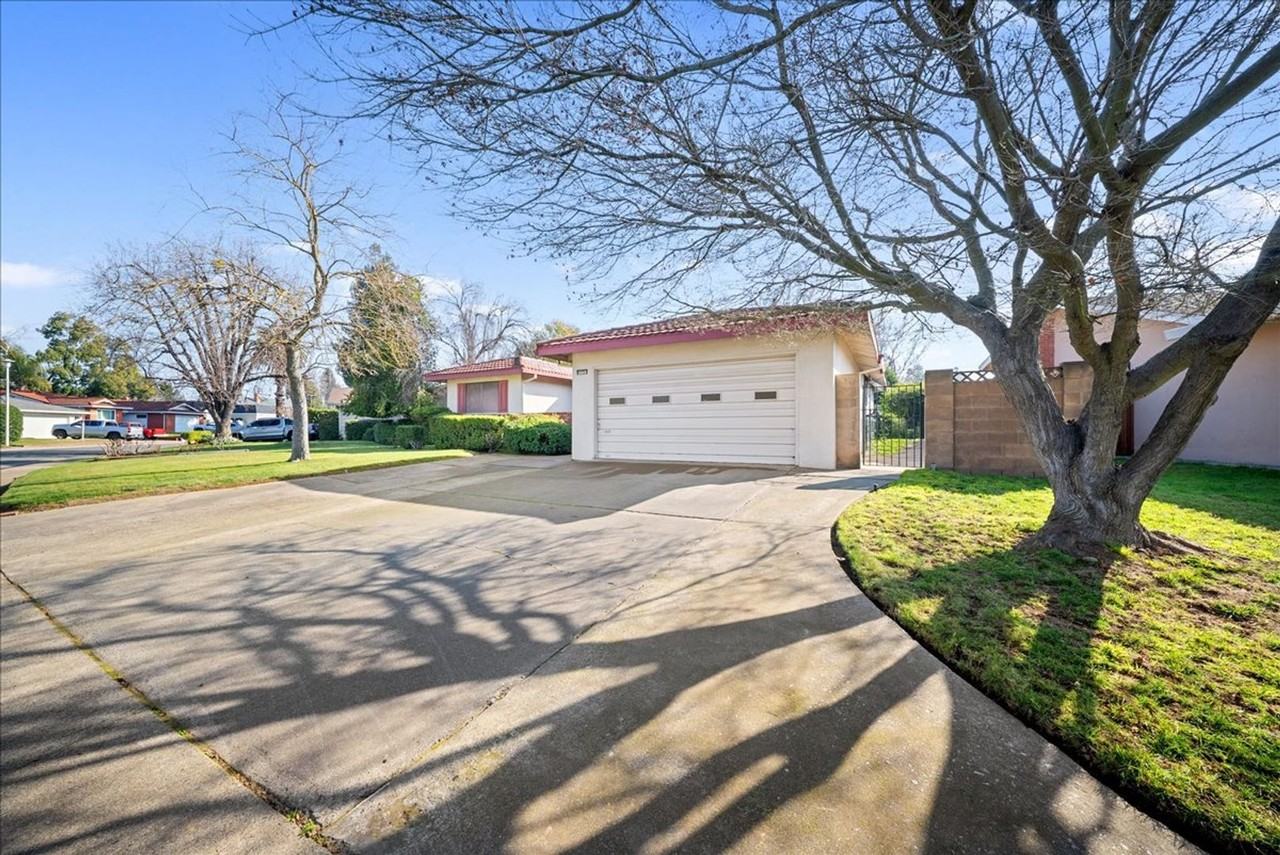 2549 Notre Dame Dr - Photo 2 of 23