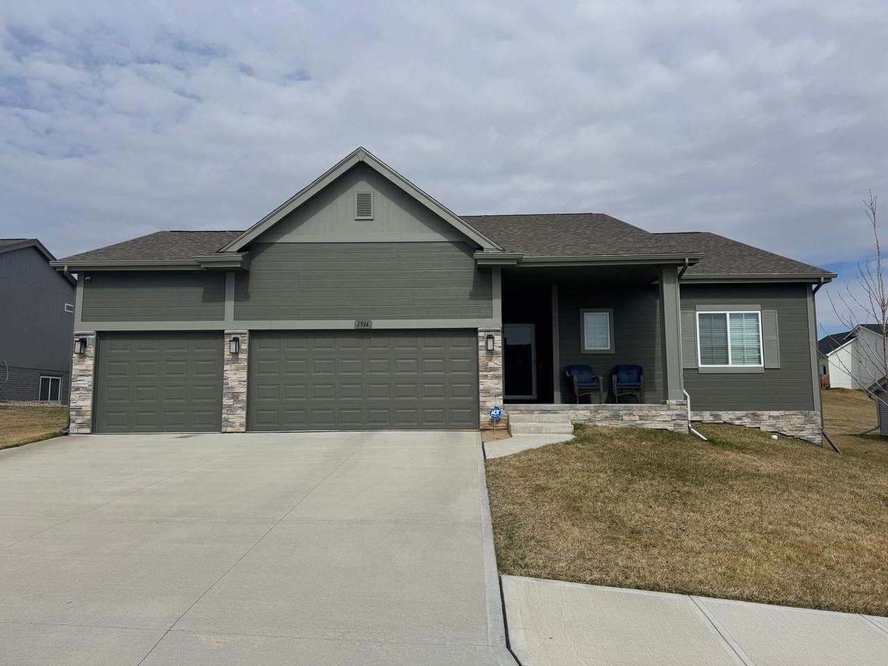 1914 Hummingbird Dr - Photo 2 of 37