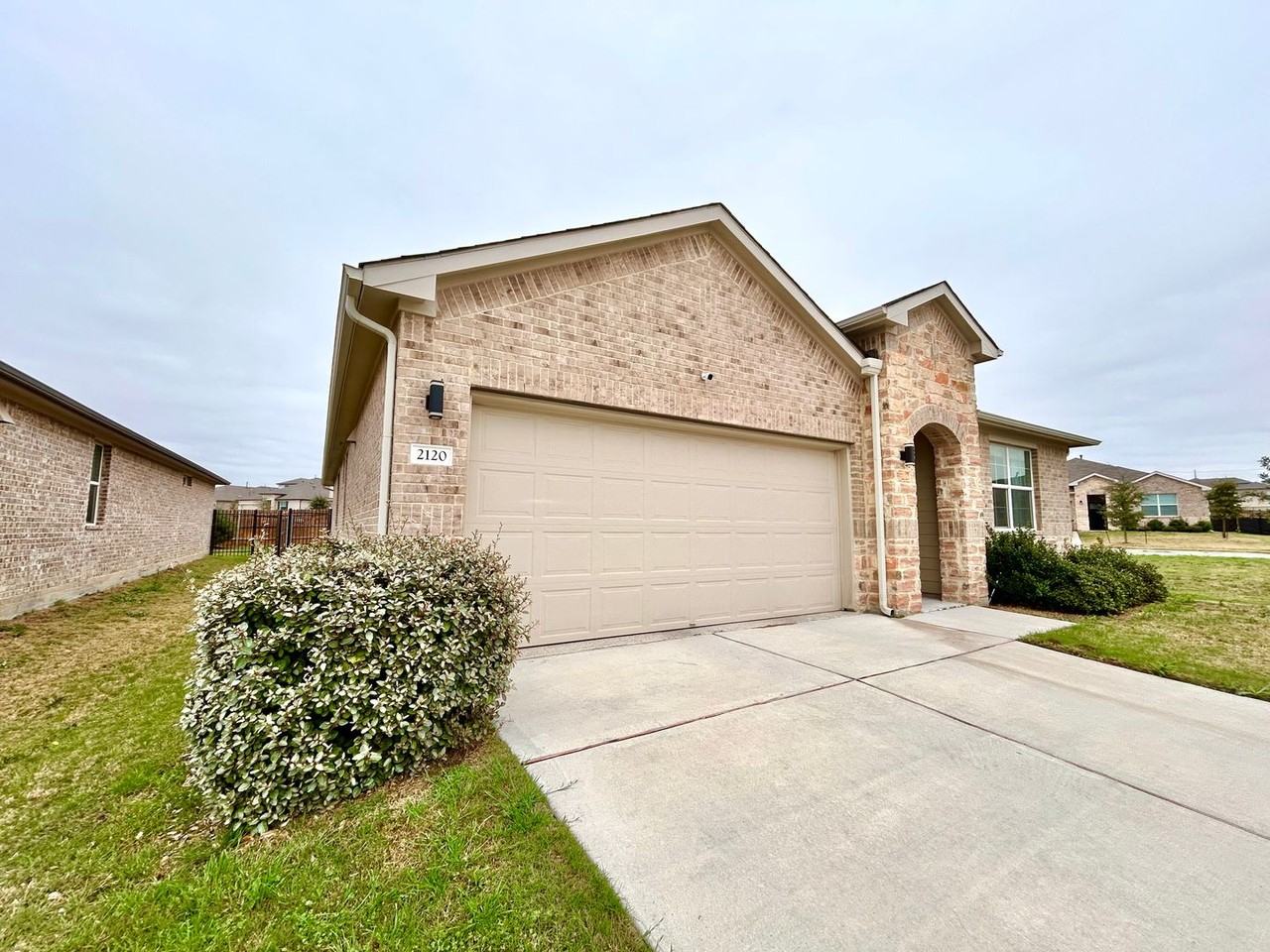 2120 Alamo Heights Ave - Photo 2 of 32