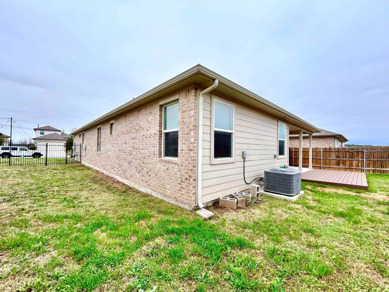 2120 Alamo Heights Ave - Photo 7 of 32