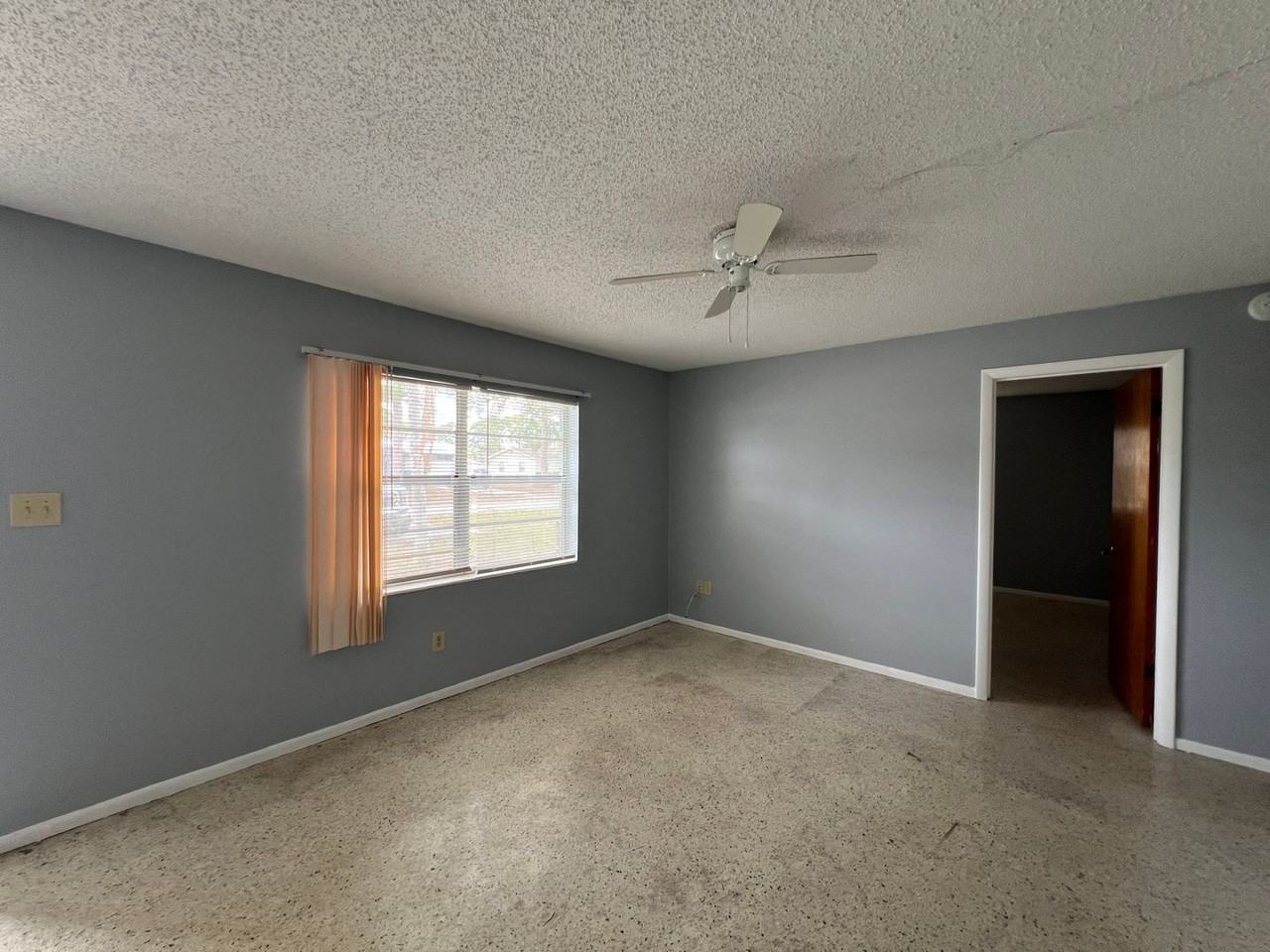 2426 Seneca Ave - Photo 2 of 6