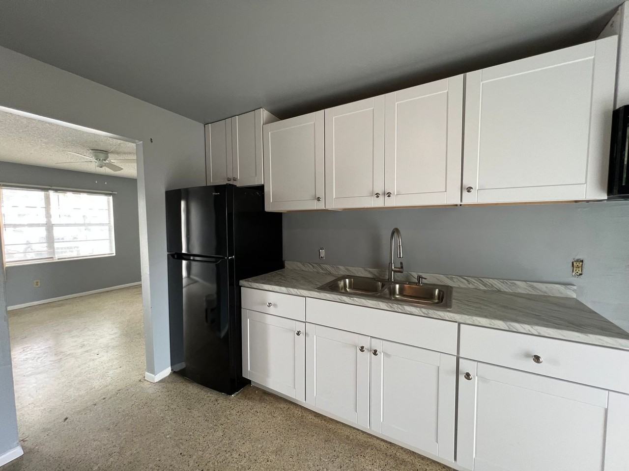 2426 Seneca Ave - Photo 3 of 6