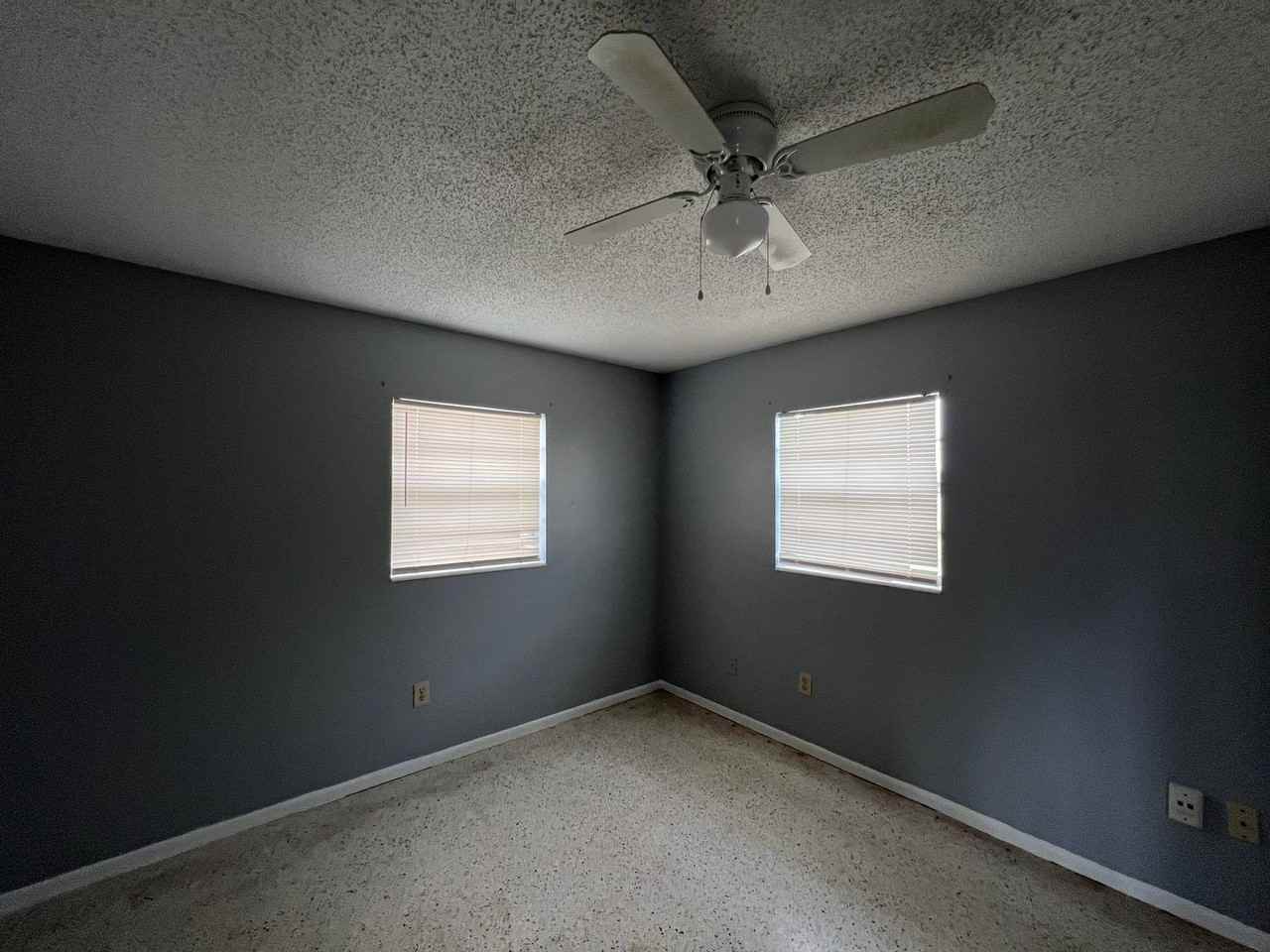 2426 Seneca Ave - Photo 4 of 6