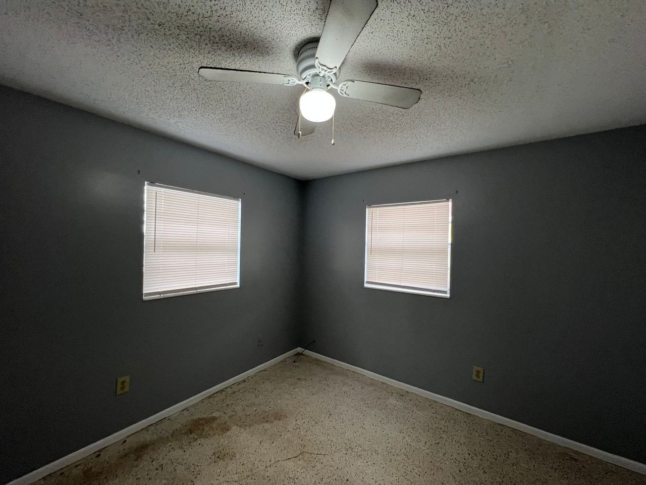 2426 Seneca Ave - Photo 5 of 6