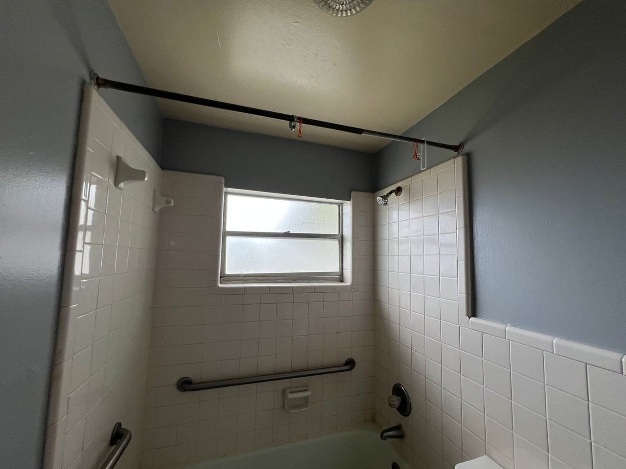 2426 Seneca Ave - Photo 6 of 6