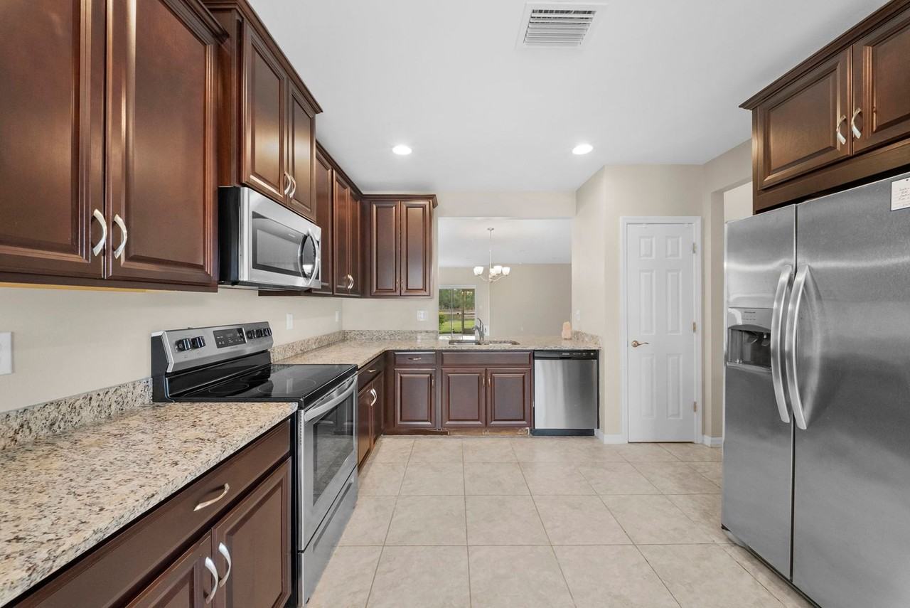 3278 Birchin Ln - Photo 4 of 23