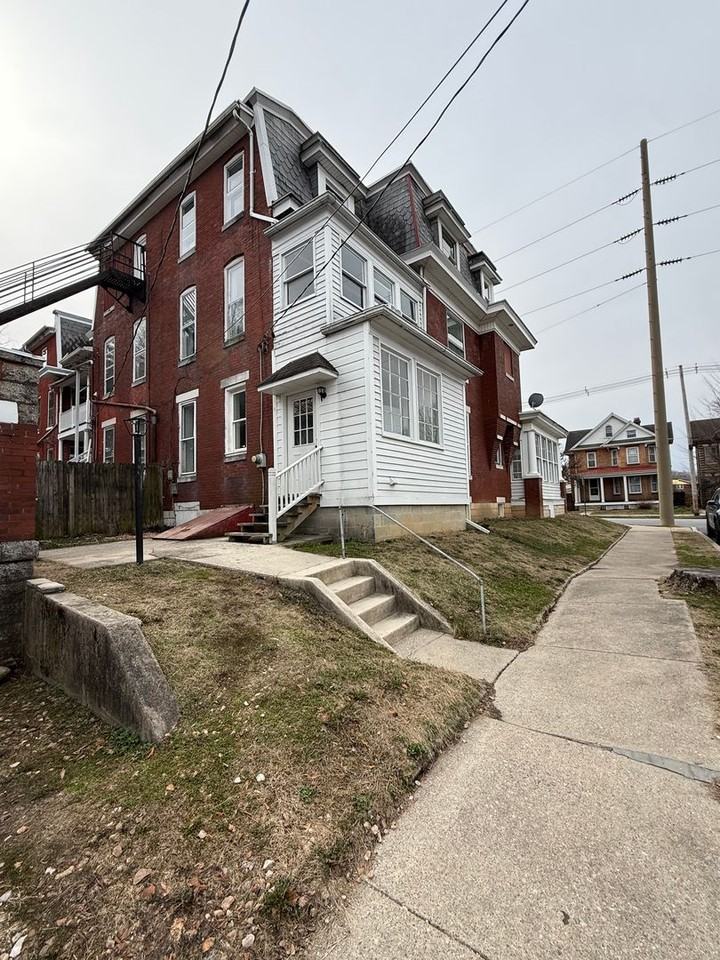 49 W Commerce St - Photo 3 of 46