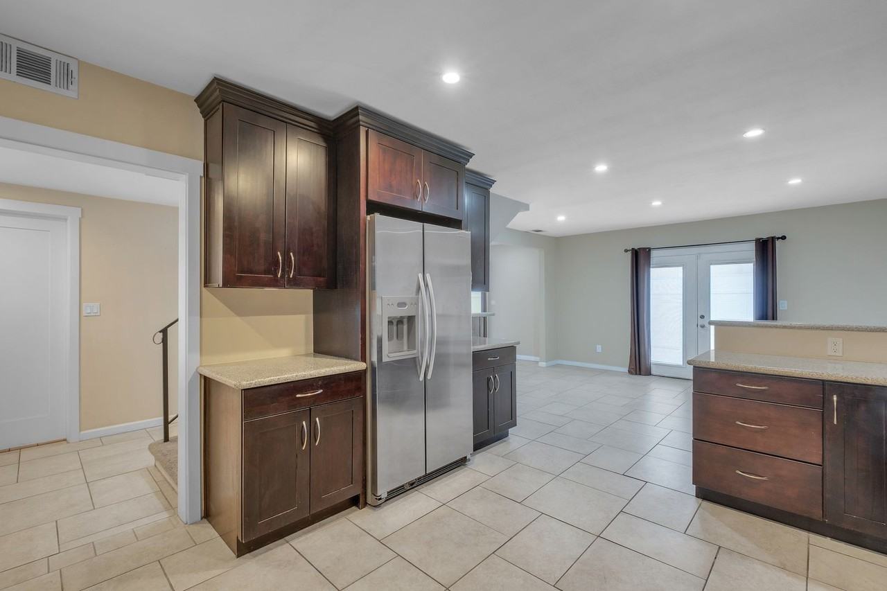 11447 Brainard Ave - Photo 4 of 20