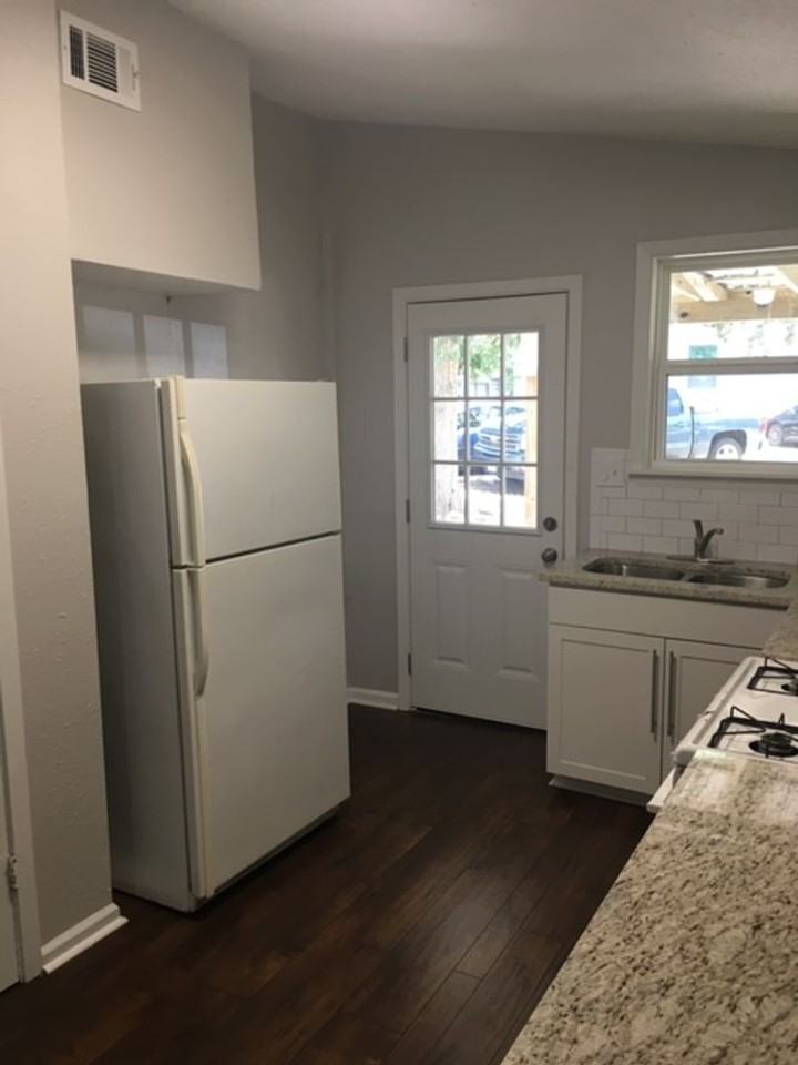 1405 Bob Harrison St - Photo 5 of 13