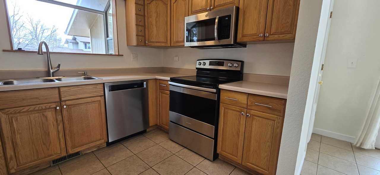 1235 Forum Dr - Photo 3 of 30