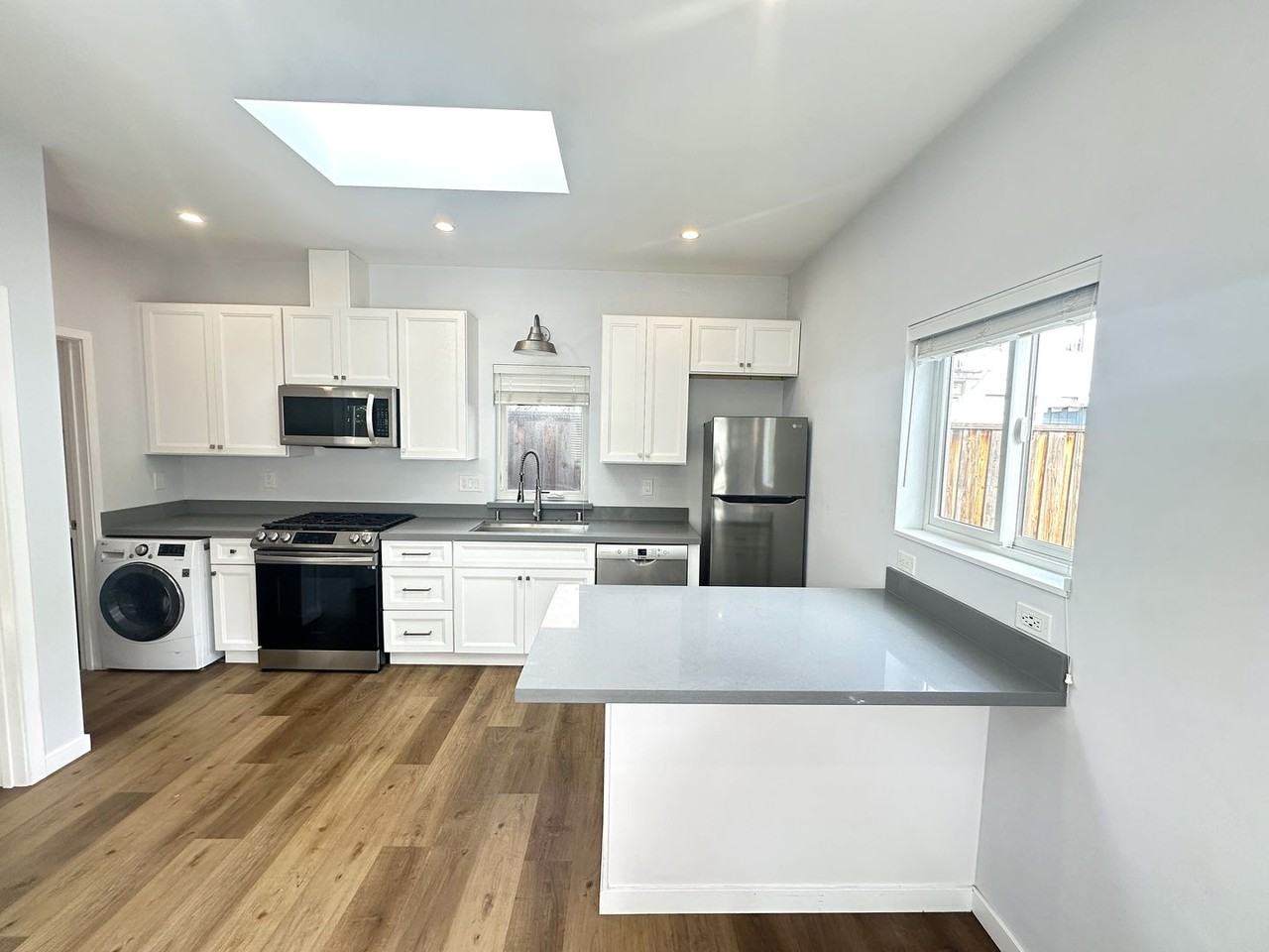 1439 38th Ave - Photo 2 of 12