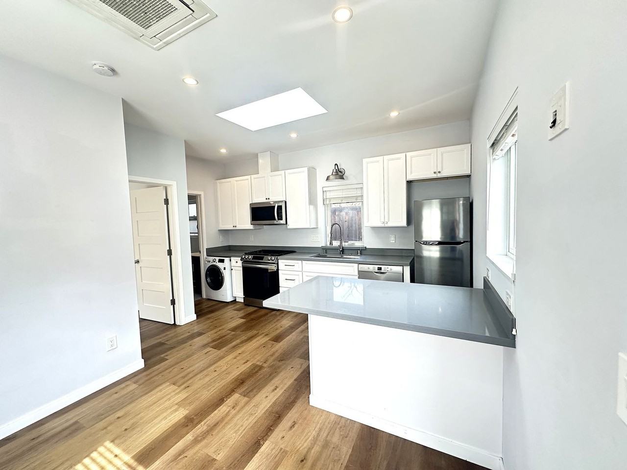 1439 38th Ave - Photo 4 of 12