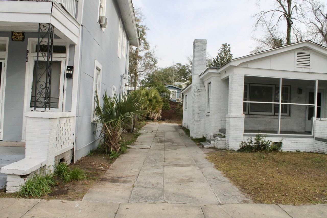 630 W 38th St - Photo 2 of 12