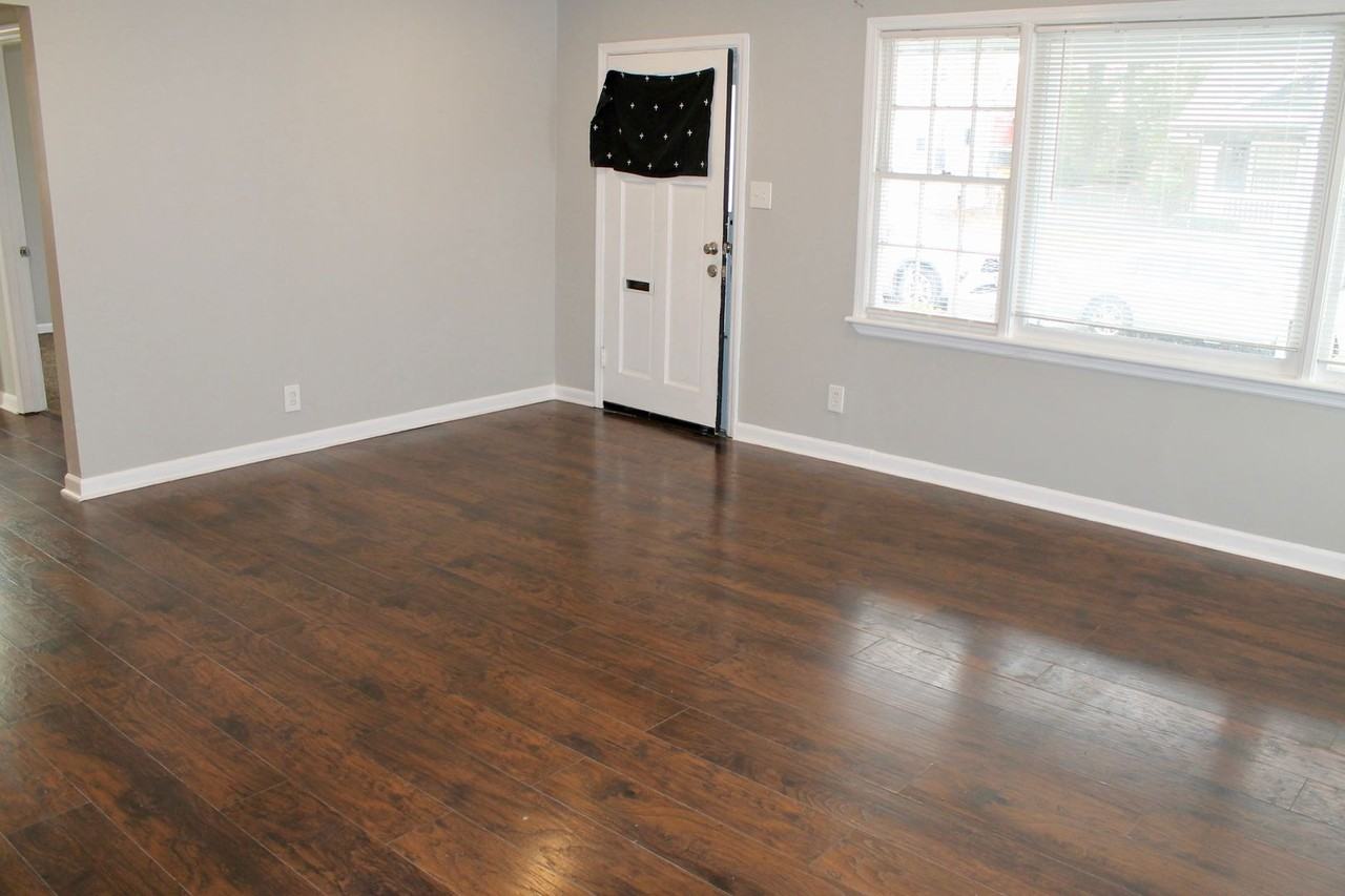 630 W 38th St - Photo 4 of 12