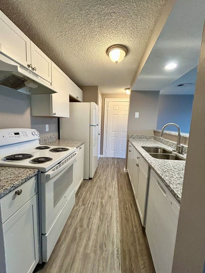 1610 Arlyn Cir Apt J - Photo 2 of 13