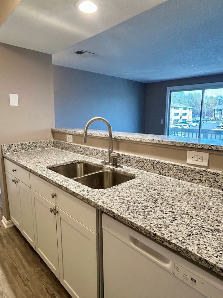 1610 Arlyn Cir Apt J - Photo 3 of 13