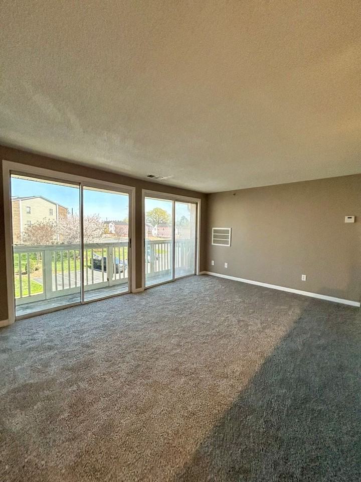 1610 Arlyn Cir Apt J - Photo 4 of 13