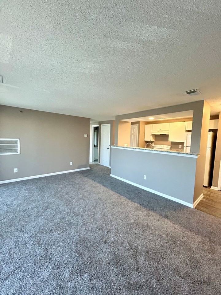 1610 Arlyn Cir Apt J - Photo 5 of 13
