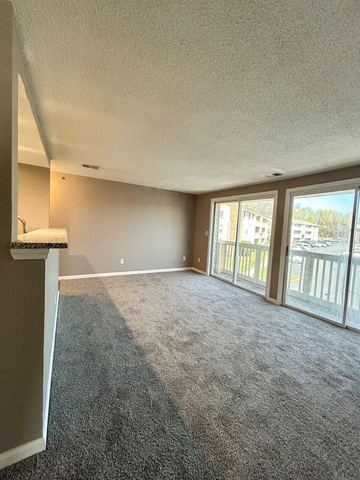 1610 Arlyn Cir Apt J - Photo 6 of 13