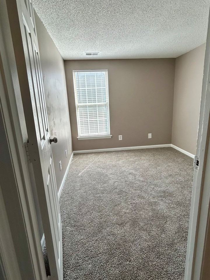 1610 Arlyn Cir Apt J - Photo 7 of 13