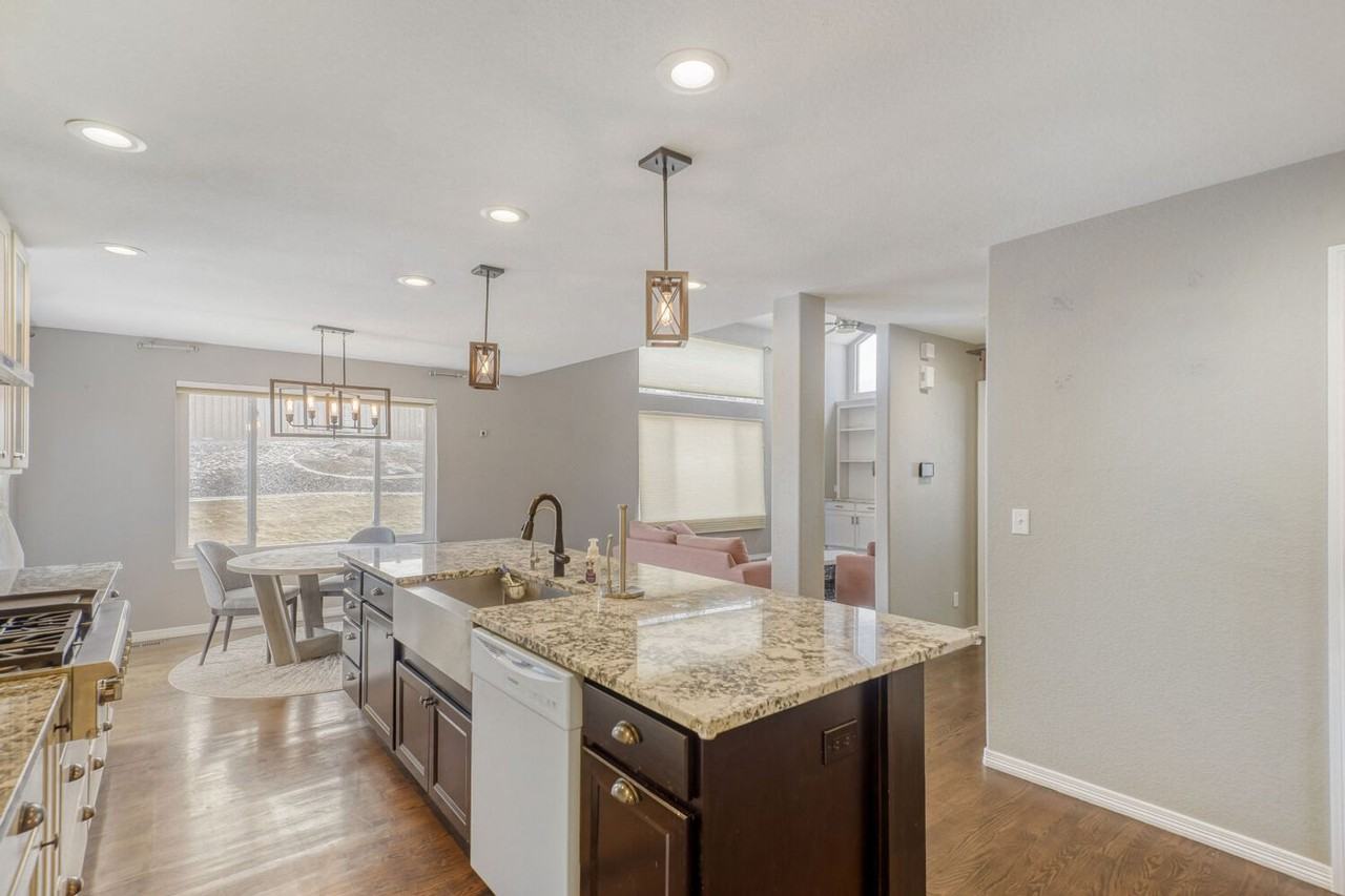 9986 Hawthorne St - Photo 4 of 32