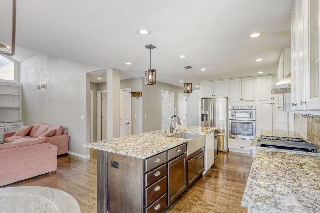 9986 Hawthorne St - Photo 7 of 32