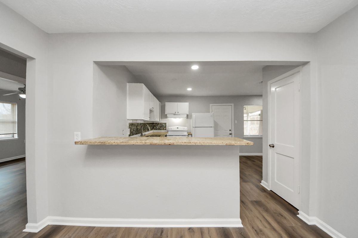 2112 Dewberry Ln - Photo 2 of 19