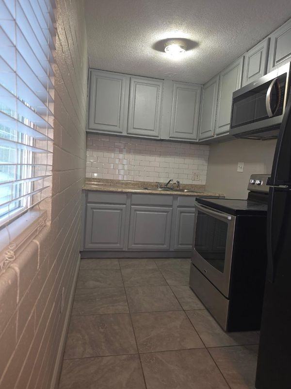 624 E Roosevelt Ave ##6 - Photo 7 of 9