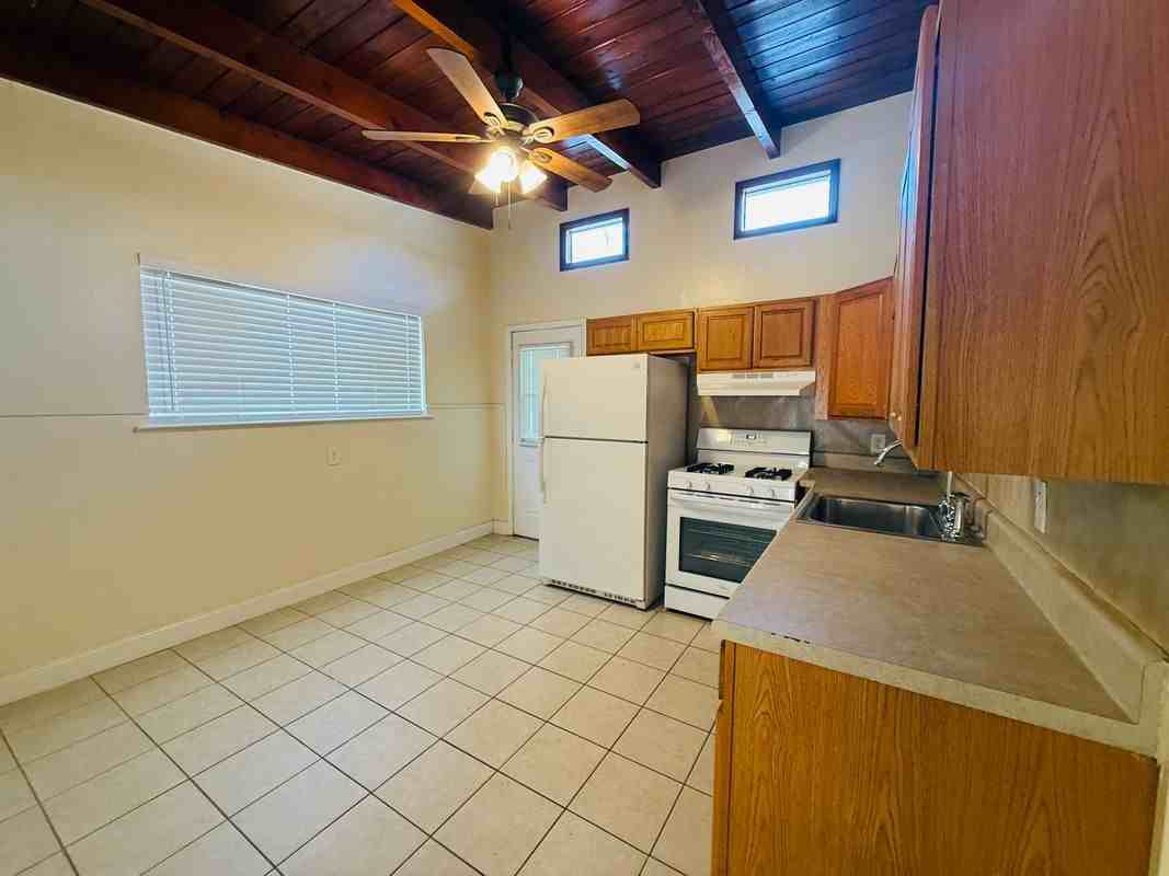 207 N Woodlawn Ave - Photo 3 of 11