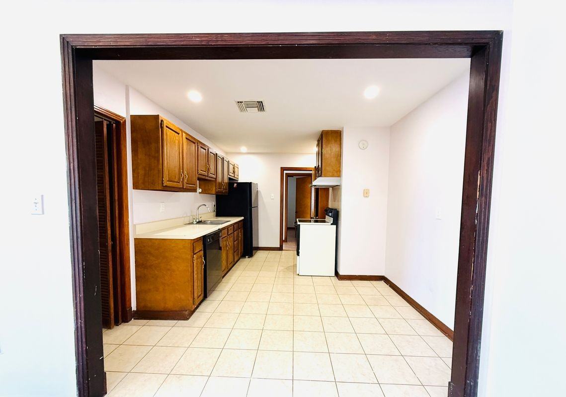 1104 N Bengal Rd - Photo 3 of 17