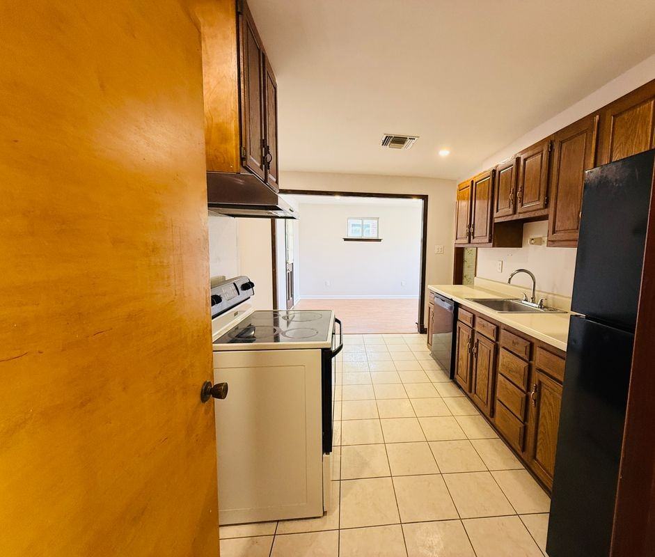 1104 N Bengal Rd - Photo 5 of 17