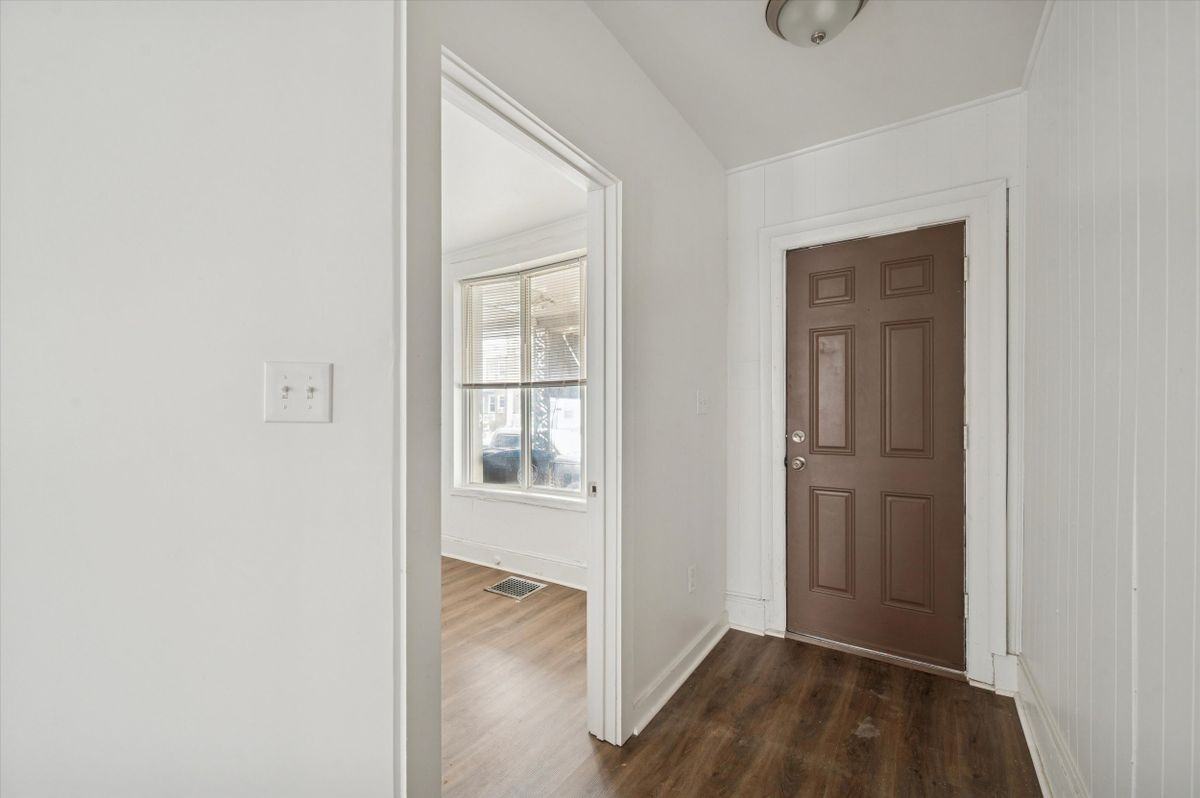 1124 W 9th St - Photo 2 of 15