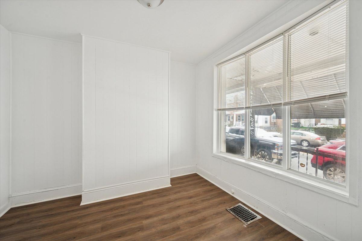 1124 W 9th St - Photo 3 of 15