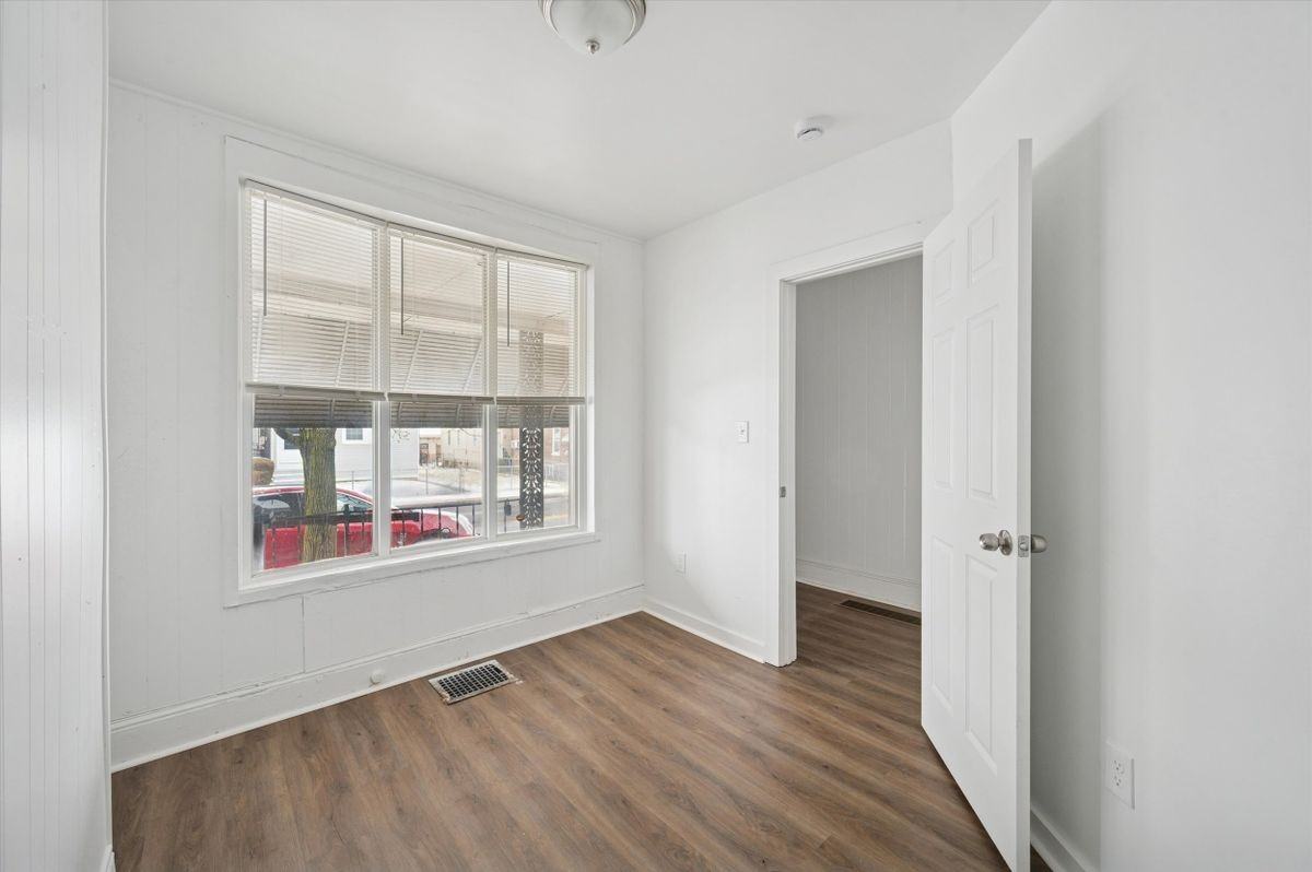 1124 W 9th St - Photo 4 of 15