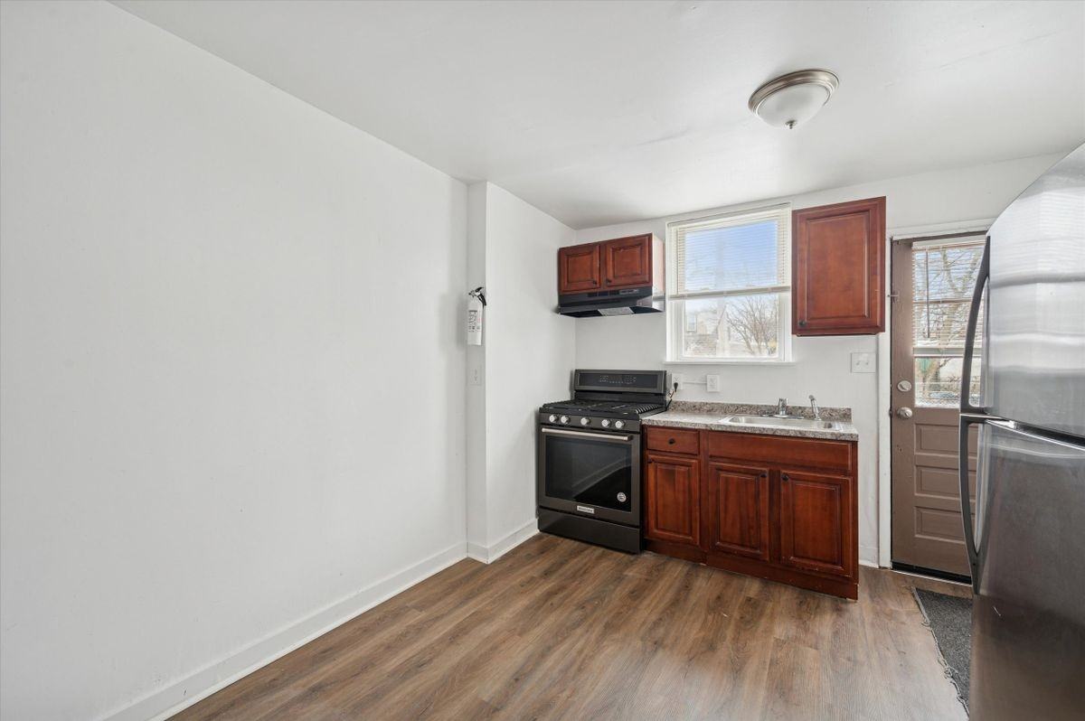 1124 W 9th St - Photo 5 of 15