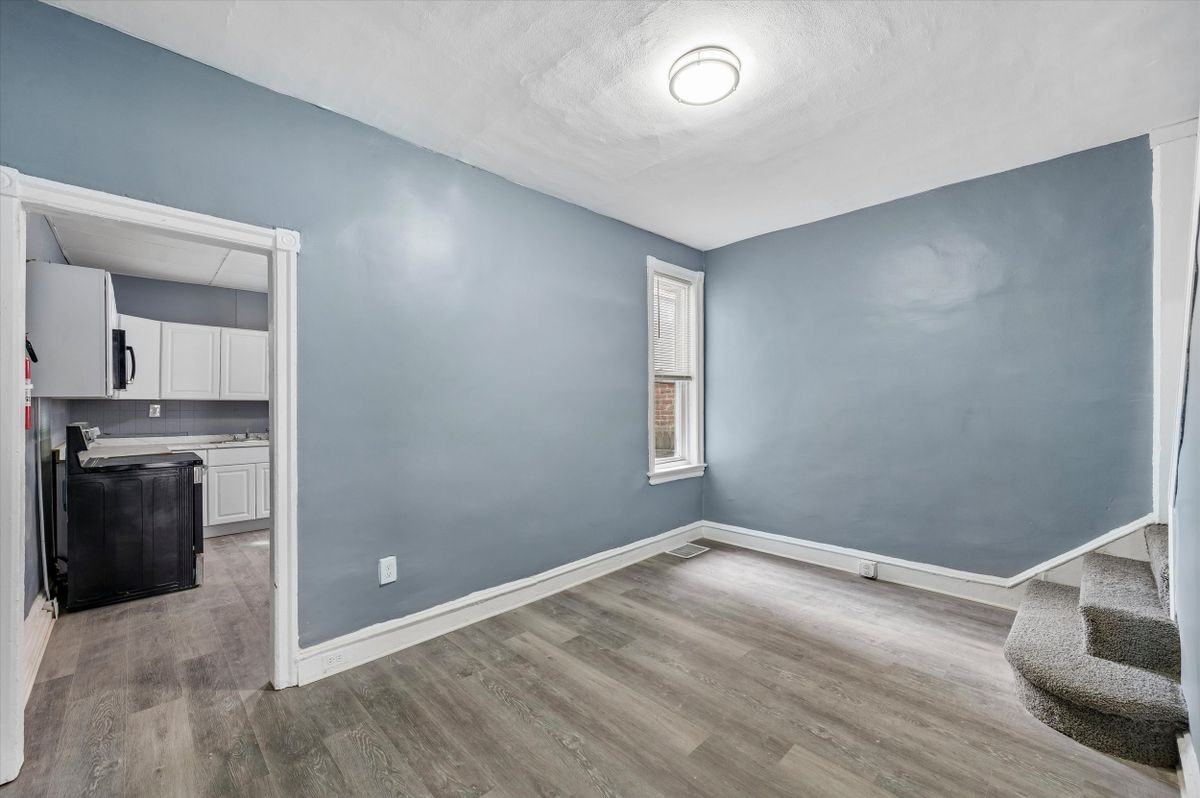 1110 Morton Ave - Photo 3 of 15