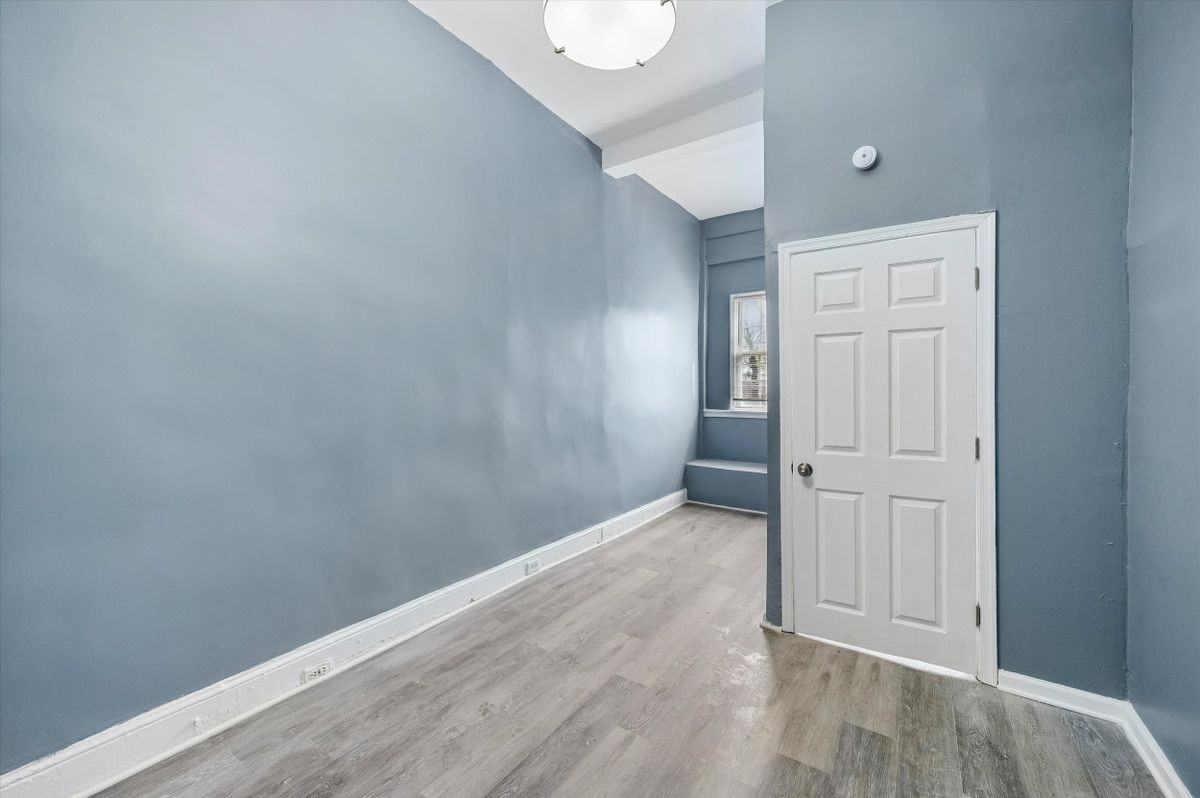 1110 Morton Ave - Photo 6 of 15