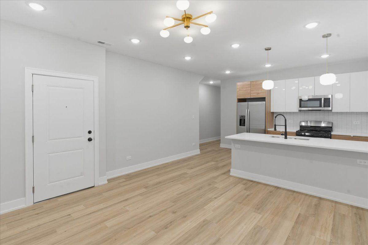 6222 S King Dr - Photo 2 of 11