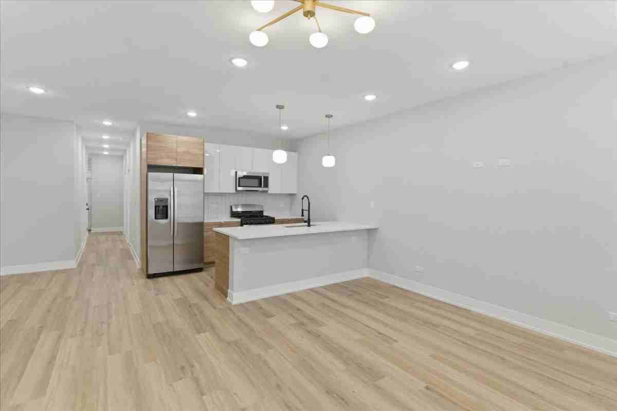 6222 S King Dr - Photo 3 of 11