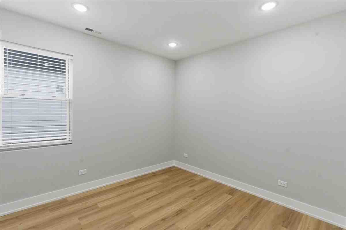 6222 S King Dr - Photo 4 of 11