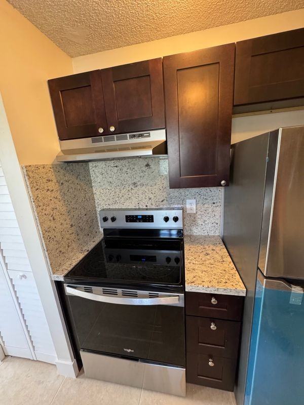 1121 W River Dr - Photo 3 of 41