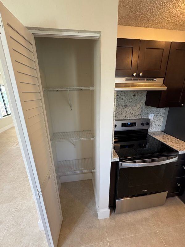 1121 W River Dr - Photo 4 of 41